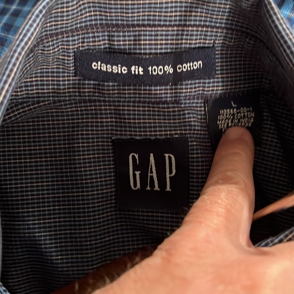 Gap long sleeve button up shirt. Size large - Picture 2 of 2
